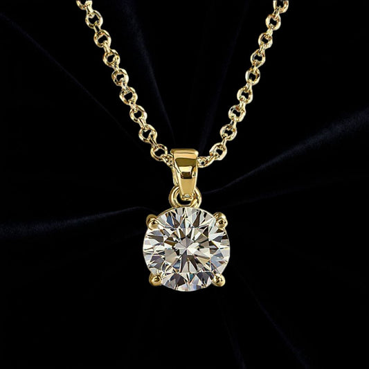 Guld halsband med rund ljus sten på svart sammetstyg i bakgrunden