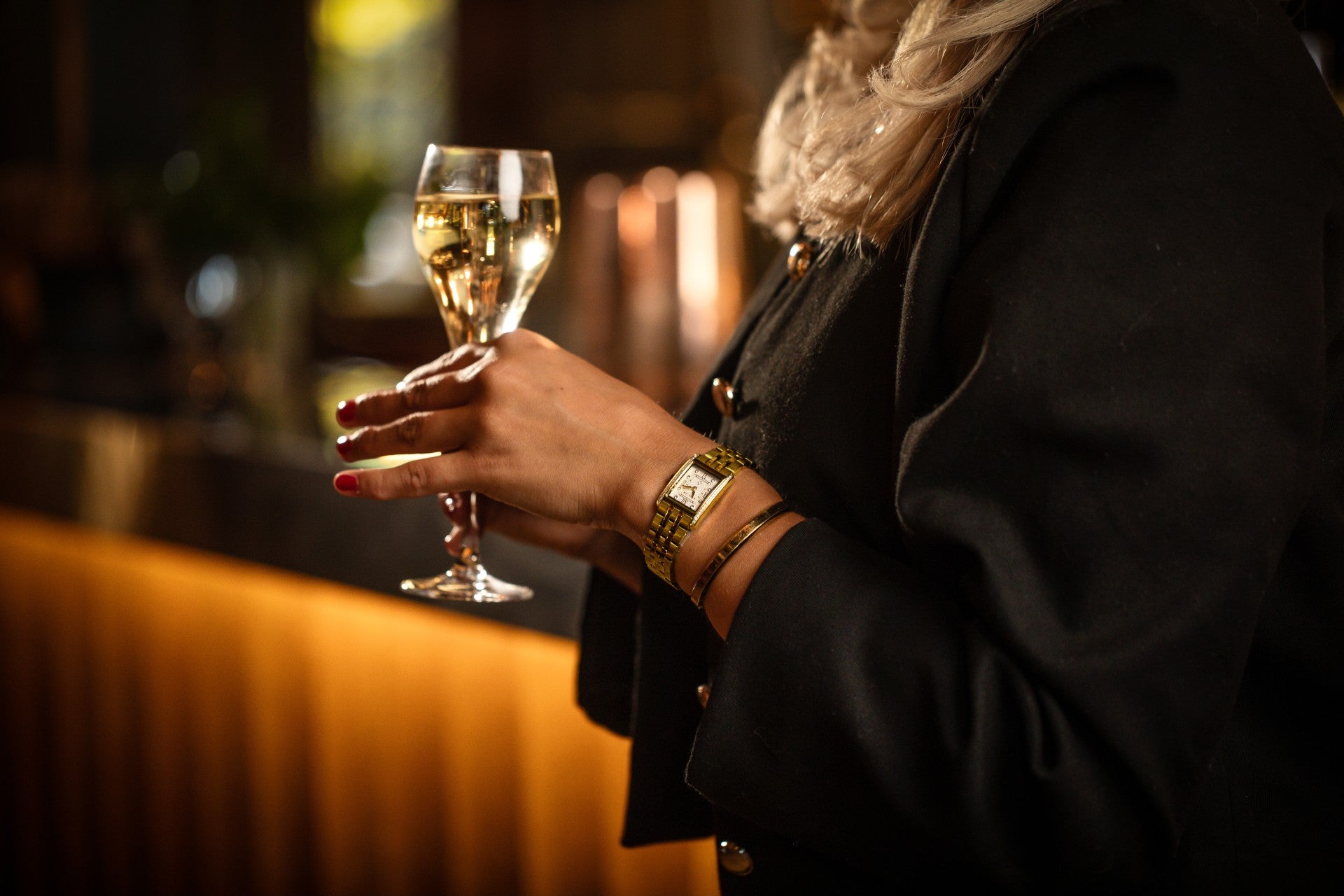 guld klocka blond modell i barmiljö