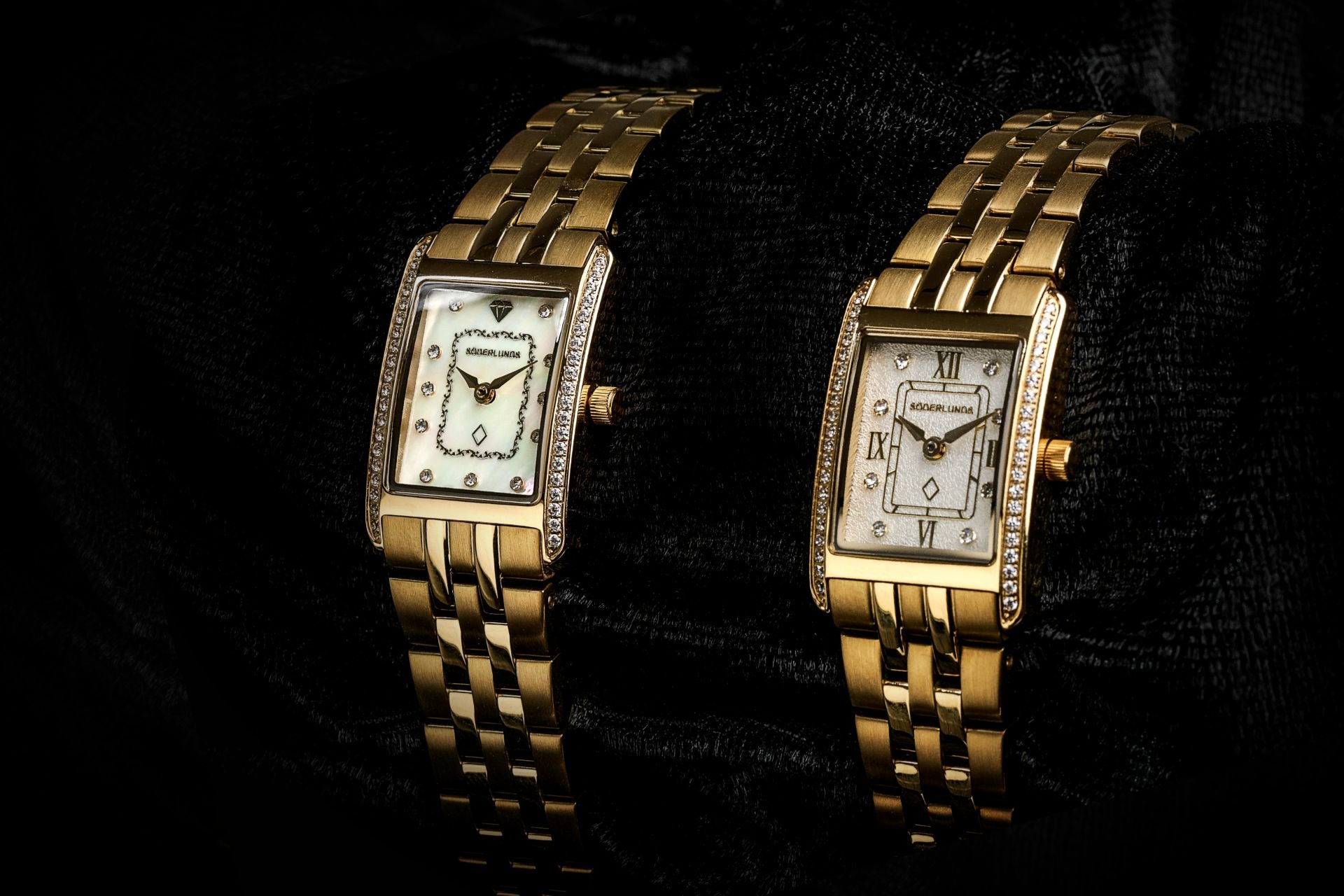 klockor i guld på svart bakgrund