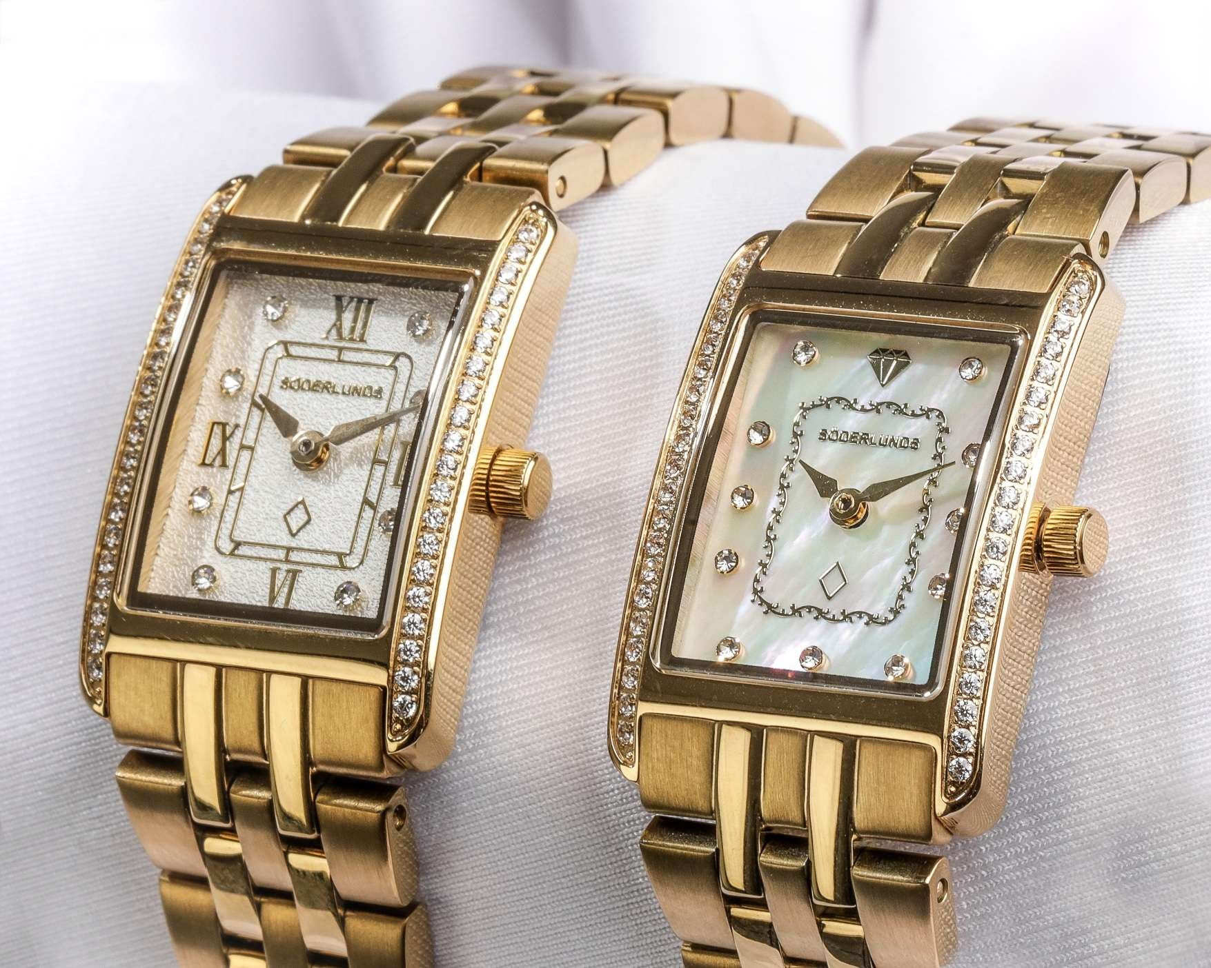 Guld damklockor med vit bakgrund